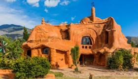 Sembra la casa dei Flintstones, ma è la più grande opera di terracotta del mondo