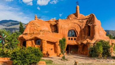 Sembra la casa dei Flintstones, ma è la più grande opera di terracotta del mondo