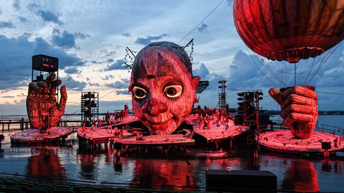 Perché una gigantesta testa di clown sbuca dal Lago di Costanza?