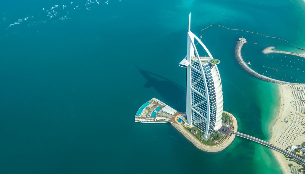 Vista aerea dell'hotel Burj AL Arab a Dubai