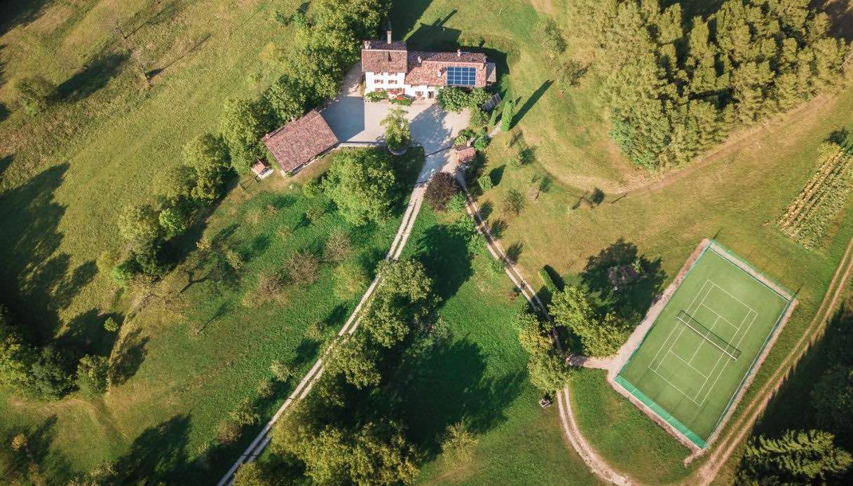 La casa con il campo da tennis sulle Dolomiti