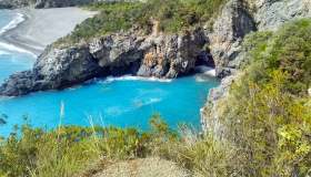 La splendida spiaggia segreta di Arcomagno, in Calabria
