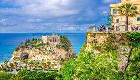 Tropea, il borgo dell’Oro Rosso di Calabria