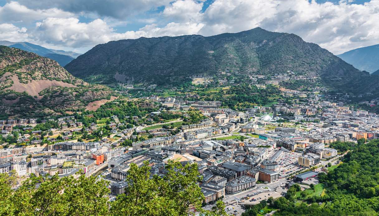 Una magnifica veduta di Andorra la Vella tra i Pirenei