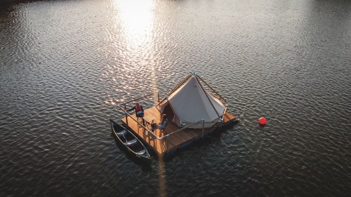Il campeggio in mezzo al lago del Belgio è un sogno a occhi aperti
