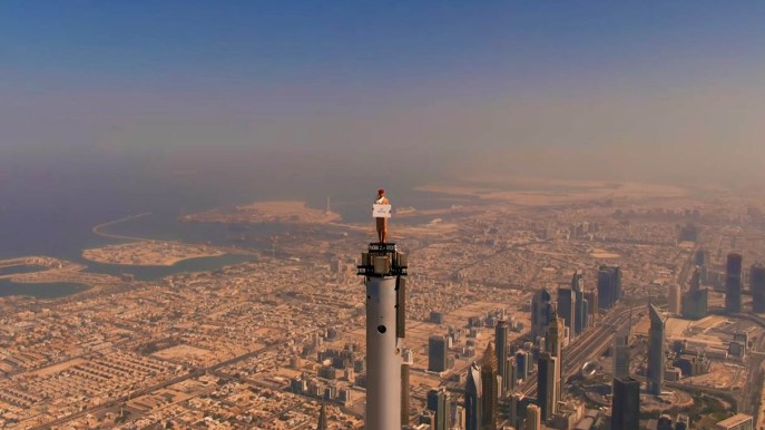 Cosa ci fa una donna sulla cima del Burj Khalifa?