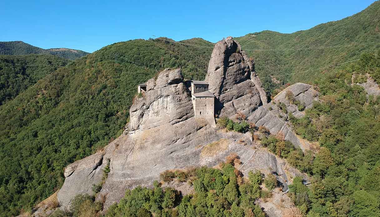 Il Castello della Pietra nella Val Vobbia