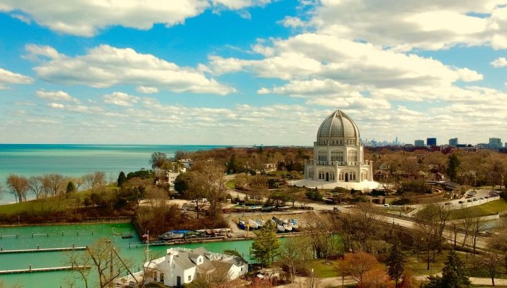 Tempio Bahai, sulle rive di un lago