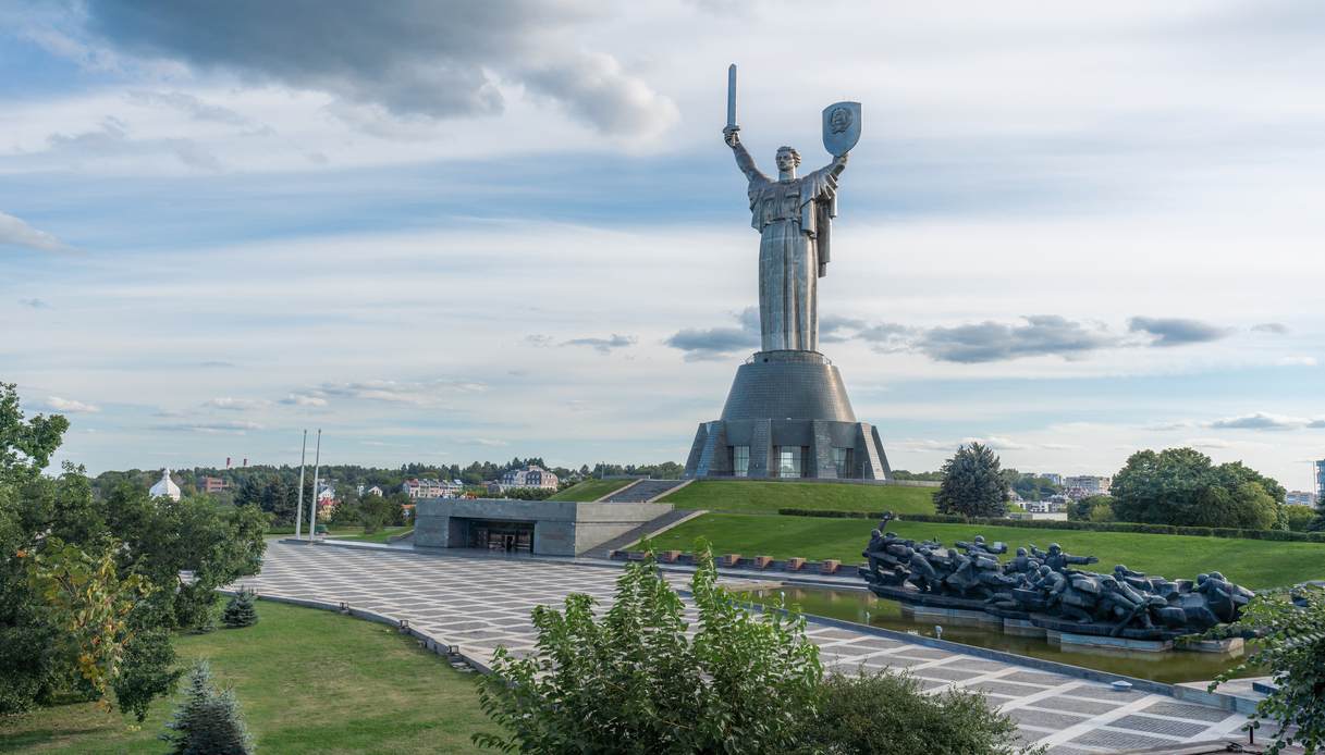 enorme città di statue