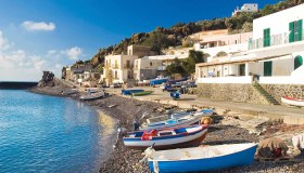 Alicudi, la vera storia dell’isola delle donne che volano