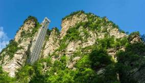 L'ascensore Bailong, nel Zhangjiajie National Forest Park, Cina