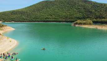 Le acque turchesi del Lago di Cingoli, immerso in un panorama da sogno