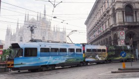 Sui tram di Milano appaiono splendidi paesaggi tropicali