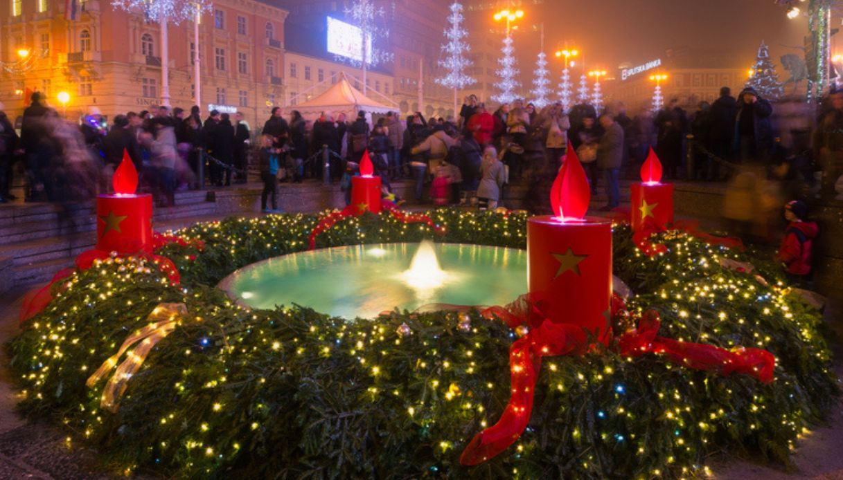 Corona dell'Avvento in Piazza Jelacic, a Zagabria, durante i mercatini di Natale