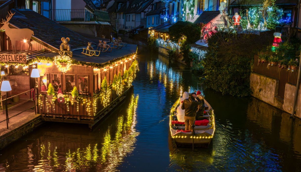 Canale di Colmar del quartiere La Petite Venice durante Natale