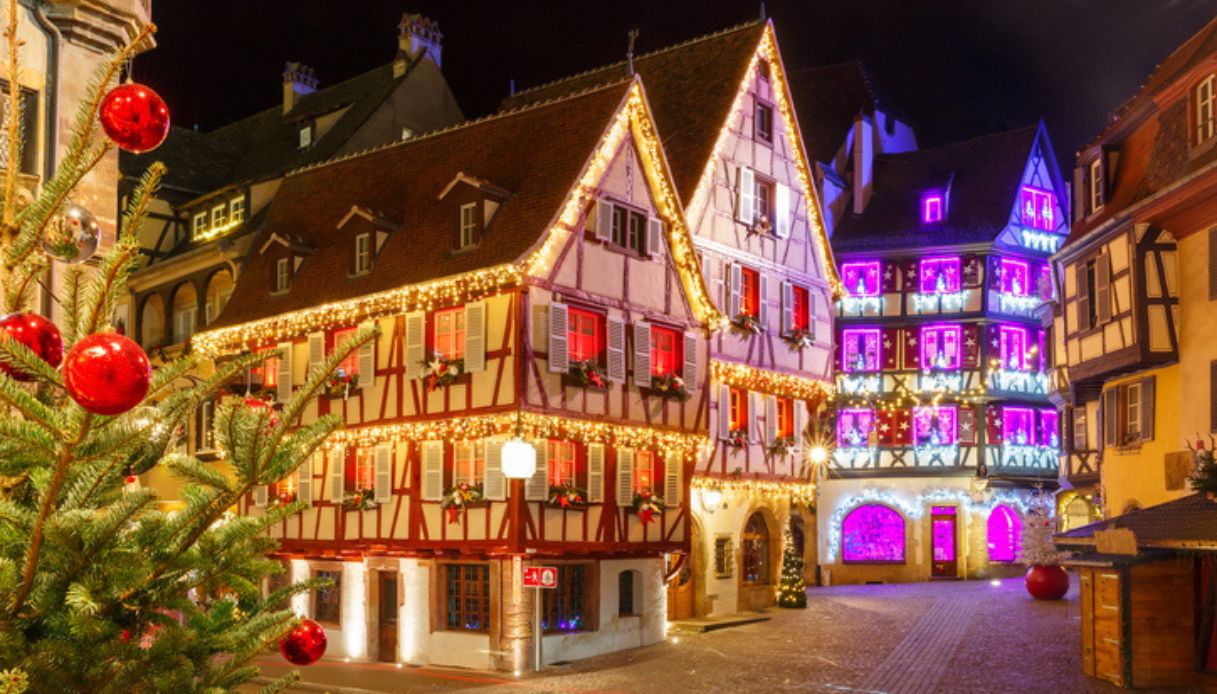 Case tradizionali in graticcio del centro storico di Colmar illuminate a Natale