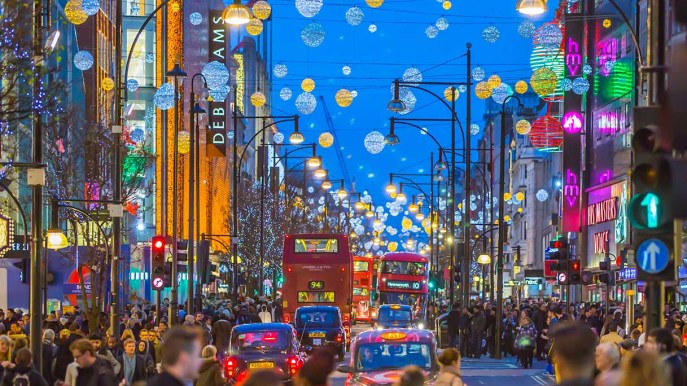 Le luci di Natale si accendono a Londra ed è magia