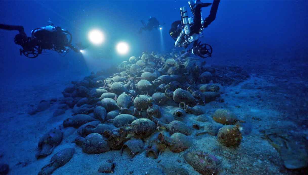 Subacquei-sul-relitto-Panarea-III-Global-Underwater-Explorer