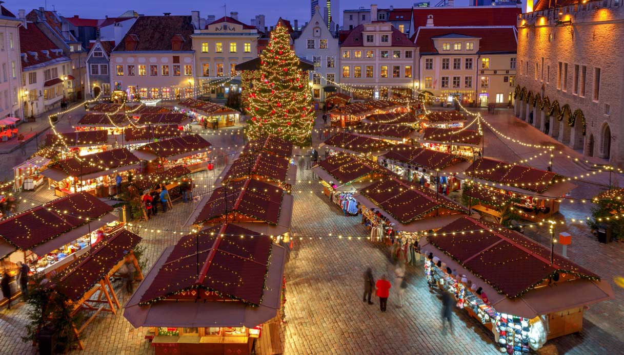 Tallinn. Piazza del Municipio a Natale
