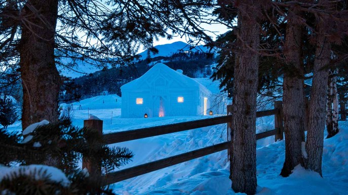 Puoi dormire in una suite fatta di neve tra i boschi delle Alpi