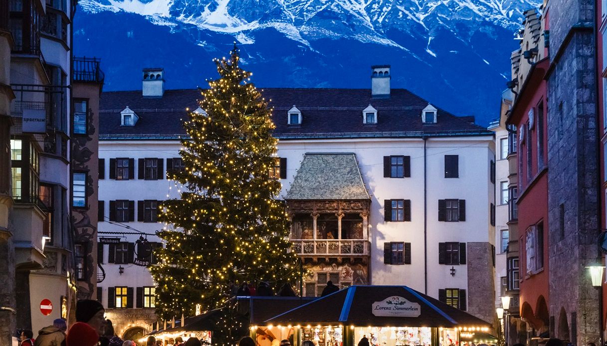 Il Tettuccio d'Oro durante i mercatini di Natale di Innsbruck, in inverno