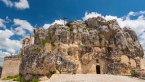 Santa Maria de Idris, spettacolare mix di elementi naturali e umani