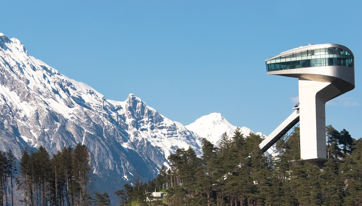 Trampolino di lancio da sci del Bergisel, con vista panoramica sulla città di Innsbruck e sui monti innevati