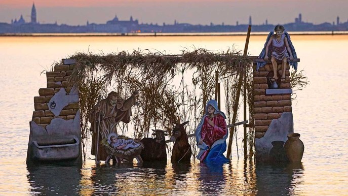 Venezia: la Natività galleggia sulla laguna. È bellissima