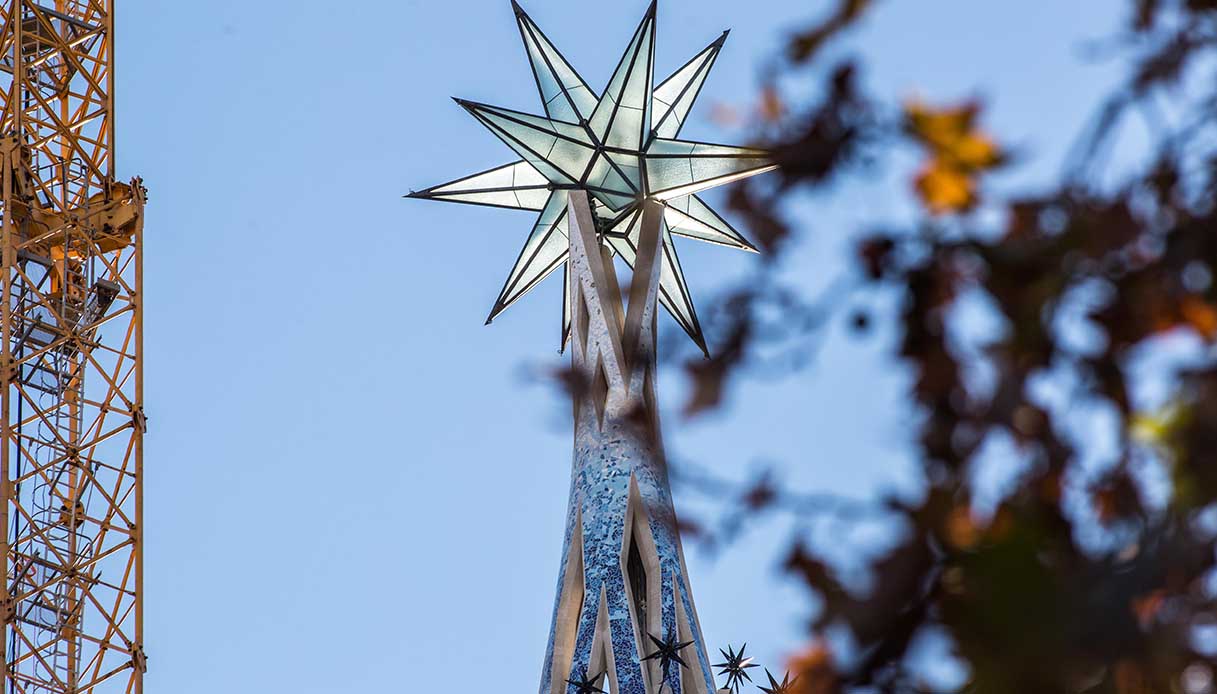 La stella posta in cima alla Sagrada Familia