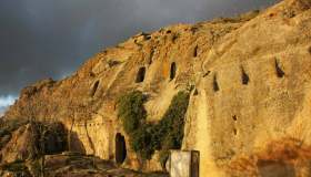 La città scavata nella roccia (che quasi nessuno conosce)