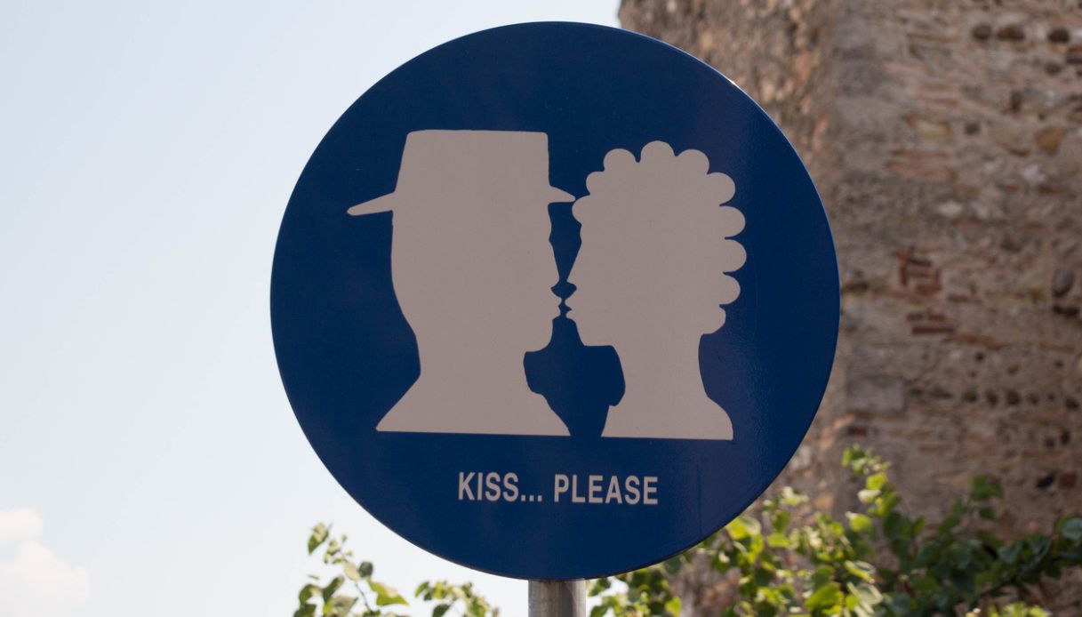 Kiss Please, il cartello del bacio a Sirmione