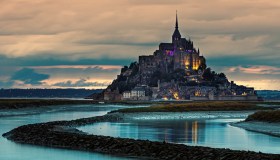 Lo spettacolo dell’isola mistica che emerge dall’acqua