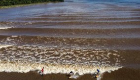 I surfisti cavalcano la Pororoca, l'onda infinita del Brasile