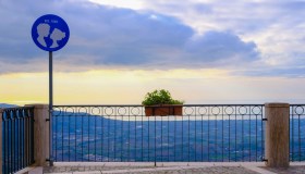 Kiss Please, i cartelli degli innamorati che “obbligano” a baciare la propria metà