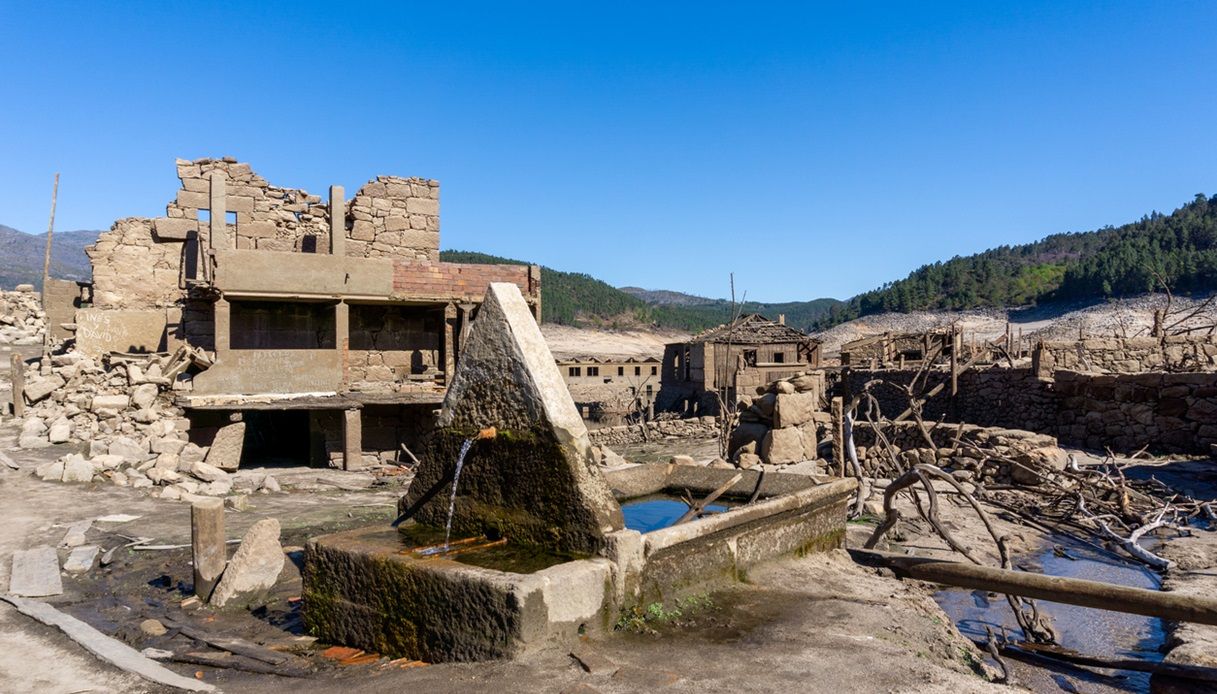 Resti del borgo di Aceredo, che riemerge dalle acque nei periodi di siccità