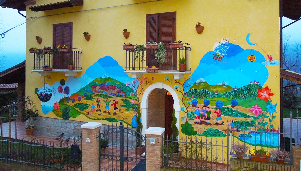 Azzinano, il borgo dipinto