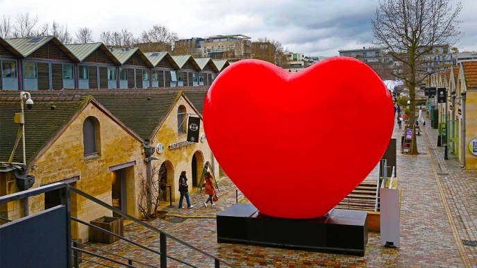 Un cuore gigante spunta nella città più romantica di sempre