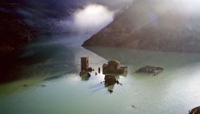 Il borgo sommerso dal lago di Vagli che sta per riemergere