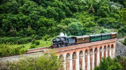 Questo treno con la locomotiva a vapore attraversa paesaggi iconici