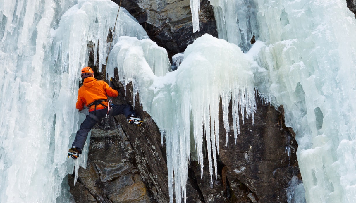 Ice climbing sulle cascate di ghiaccio in Alto Adige