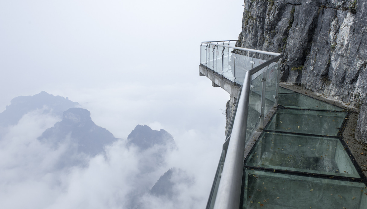 Passerella in vetro sul Monte Tianmen in Cina