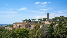 Tarquinia, il borgo con la più importante raccolta di opere seriali d’Italia