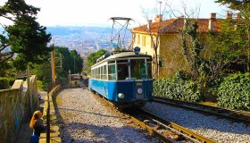 Il tram che conduce al balcone suggestivo di Trieste