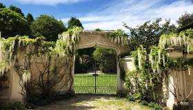 Apre il più bel giardino di camelie d’Italia (con tanto di castello)