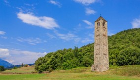 Il misterioso campanile sperduto nelle campagne