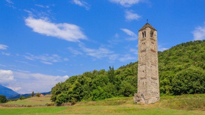 Il misterioso campanile sperduto nelle campagne