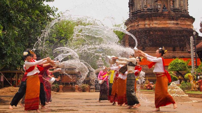Il capodanno thailandese è la più grande battaglia d’acqua del mondo