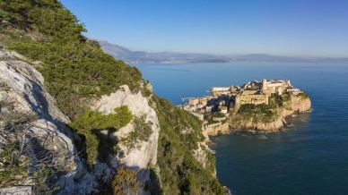 Dove la montagna è spaccata: tra leggende e magia