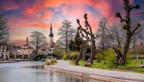 Tra romantici canali e casette di legno: la città che sembra una fiaba