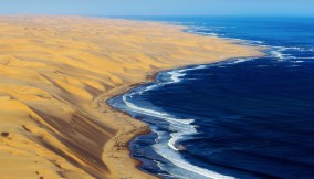 Le dune della Namibia incontrano l'Oceano Atlantico